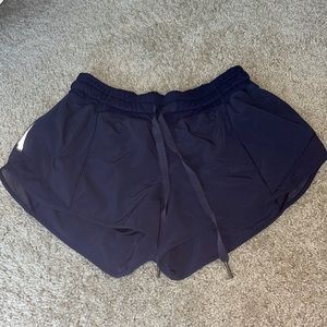 Lululemon Hotty Hot 2.5 inch shorts
